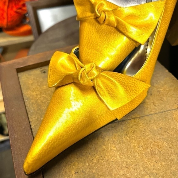 DOLLHOUSE YELLOW POINTED TOE STILETTOS HEELS WITH BOW - Picture 4 of 11